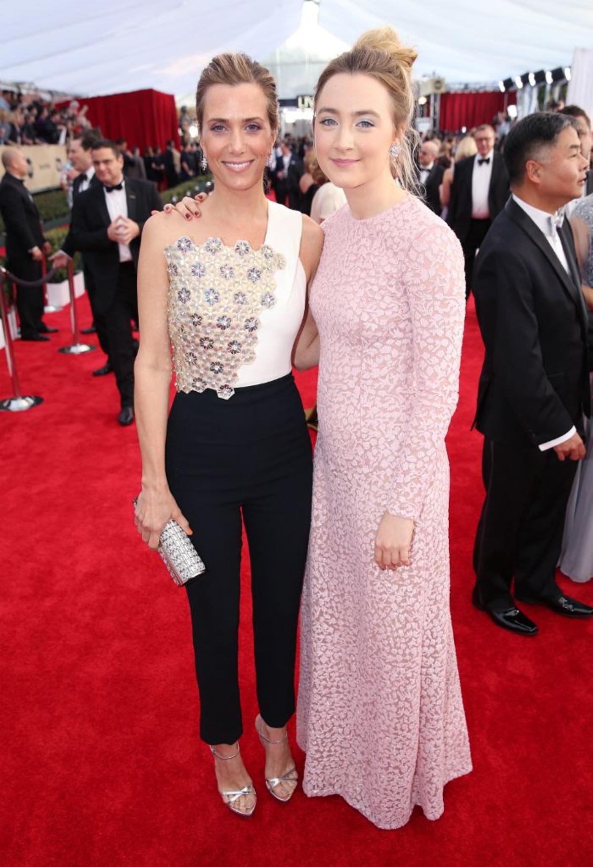 Kristen Wiig y Saoirse Ronan en la alfombra roja de los SAG Awards 2016