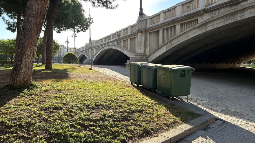 Los vecinos del Ensanche reclaman una mejora del servicio de reciclaje en el jardín del Turia