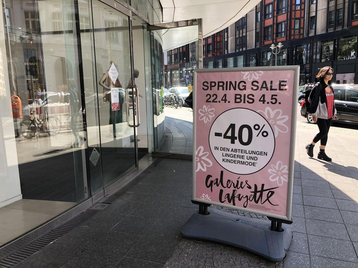 Anuncio de rebajas en Lafayette.