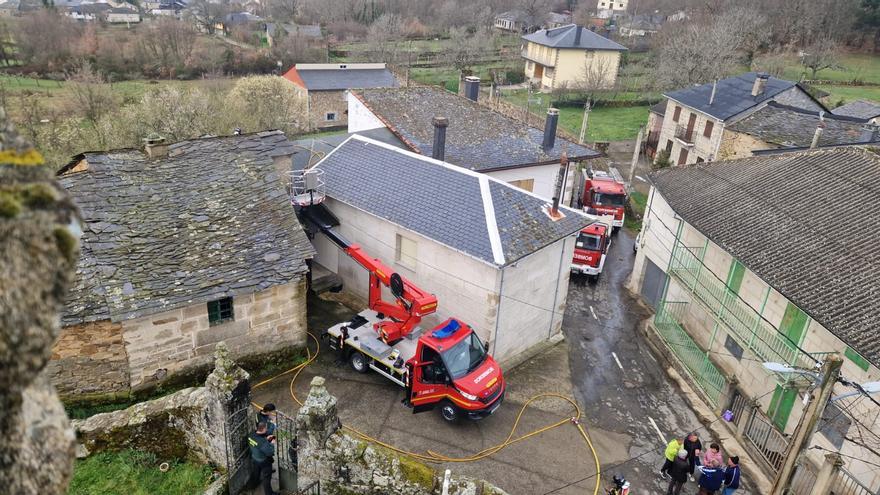 Un incendio daña una vivienda de Santa Colomba de Sanabria