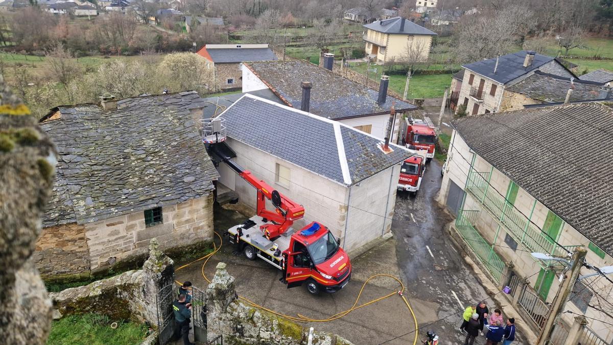 Bomberos trabajan en las labores de extinción del fuego en la vivienda de Santa Colomba de Sanabria