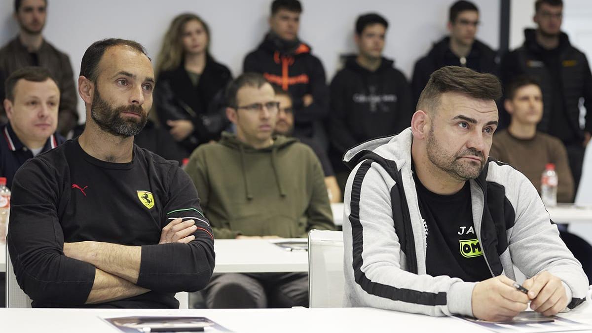 Iván Martín (a la izquierda) y Javier Sendín, promotores de la iniciativa de los mecánicos solidarios
