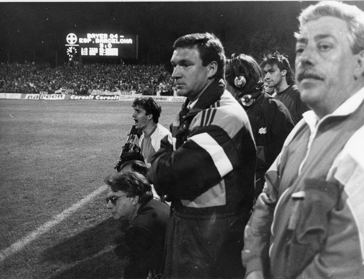 Clemente, con Michel Pineda detrás, durante el partido de Leverkusen de la final de la UEFA de 1988.