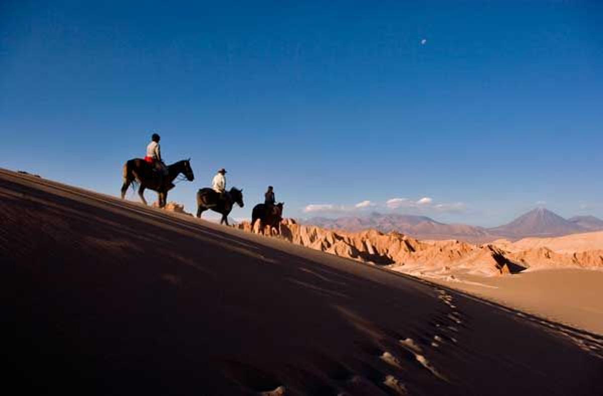 Excursión a caballo bajando por una de las dunas del Valle de la Muerte.
