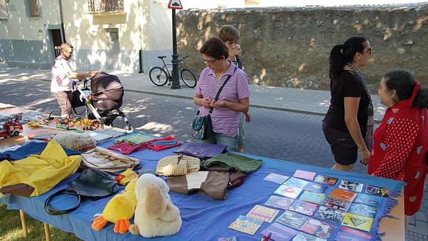 Ciudadanos miran los productos que se podían intercambiar.