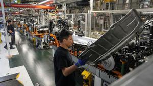 Un operari a la fàbrica de Seat a Martorell, en una foto d’arxiu. | ALEJANDRO GARCÍA / EFE