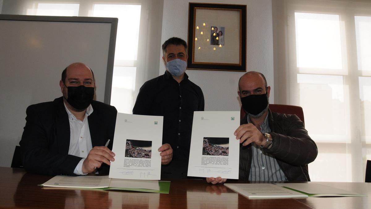 La firma del convenio entre el Concello de Bueu y el COAG para el concurso de ideas de Banda do Río.