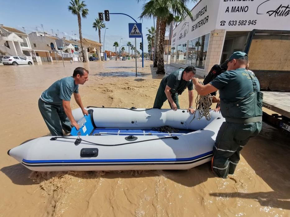 Efectivos de bomberos y de la Unidad Militar de Emergencias rescatan a vecinos en Los Alcázares