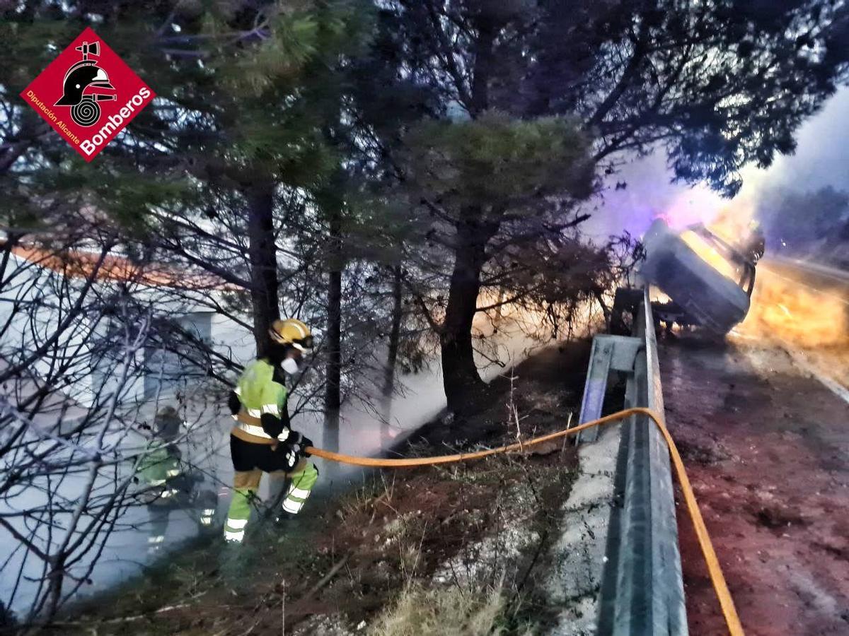 Un bombero en la zona del incendio en la carretera CV-770.