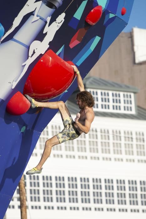 El festival reúne en A Coruña a más de 200 profesionales procedentes de 15 países que competirán en disciplinas como psicoblock, boulder o parkour.