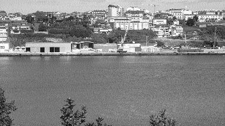 Vista del puerto y el casco urbano de Ribadeo desde la otra orilla de la ría, en Castropol. / Faro de vigo