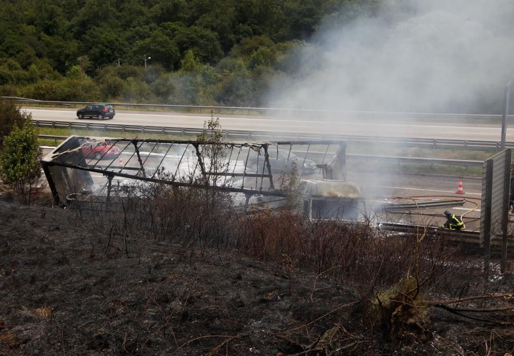 El incendio de un camión causa retenciones en la "