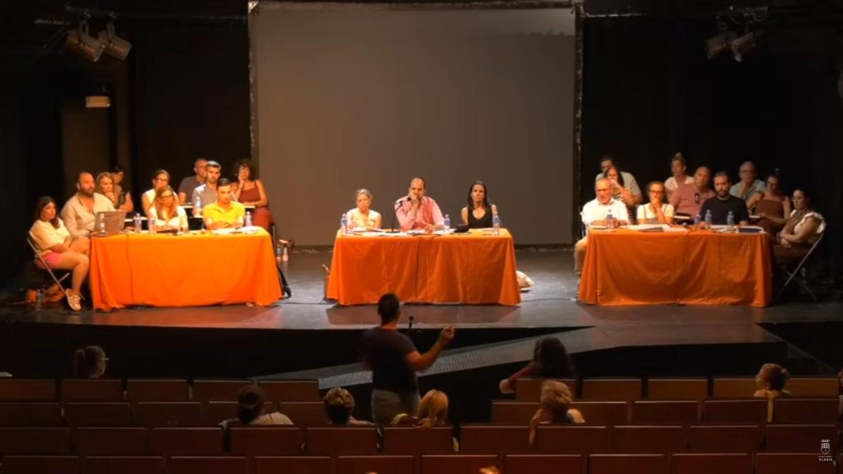 Un vecino interviene ante el alcalde Luján y el resto de la corporación.