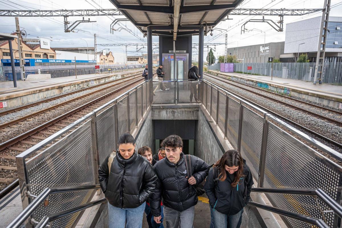 Los universitarios de la UAB que viven en el Baix Llobregat tardan cuatro horas en llegar y volver de clase
