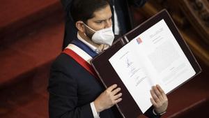 El presidente de Chile, Gabriel Boric, con la propuesta final de la Carta Magna.