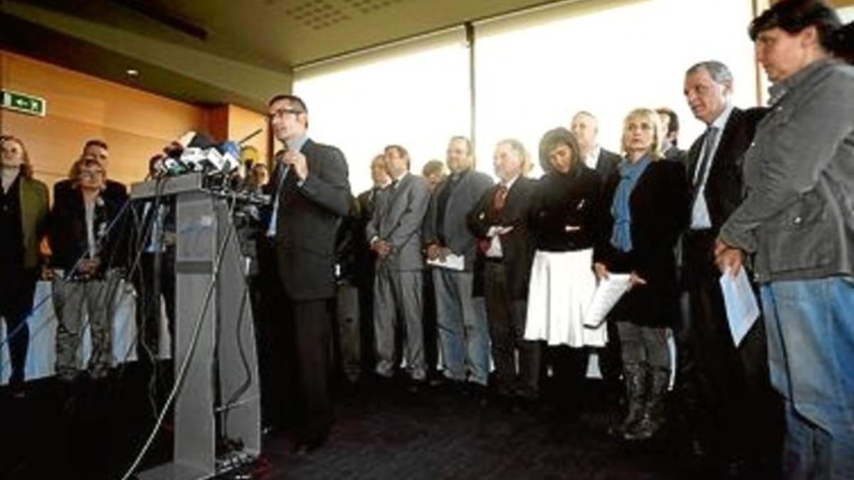 Representantes de todas las empresas de radio y televisión que firman el manifiesto contra la piratería, ayer, en Barcelona.