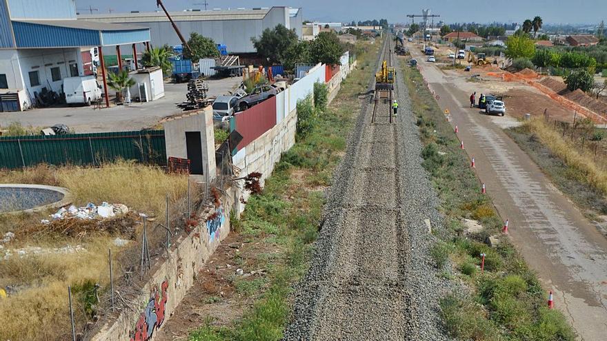 Adif empieza a quitar las vías del tramo entre Nonduermas y Sangonera