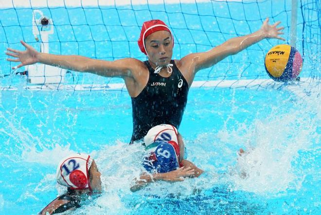 Giulia Golero de Italia (C) en acción contra Misaki Noro de Japón (R) durante el partido de la ronda preliminar de waterpolo femenino entre Japón e Italia en el Campeonato Mundial de Natación FINA 2019 en Gwangju.