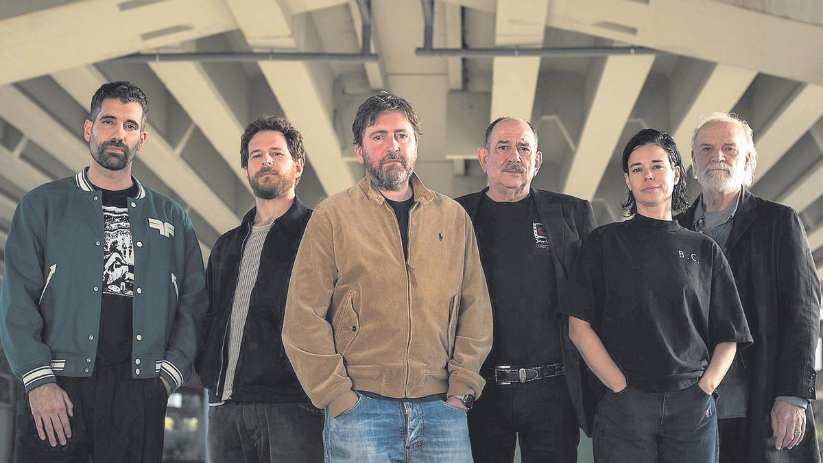 De izquierda a derecha: Tamar Novas, Álvaro Cervantes, Daniel Sánchez Arévalo, Karra Elejalde, Laia Costa y Lluís Homar, en una imagen promocional de la nueva película del director madrileño producida por el gallego Ramón Campos. | Netflix