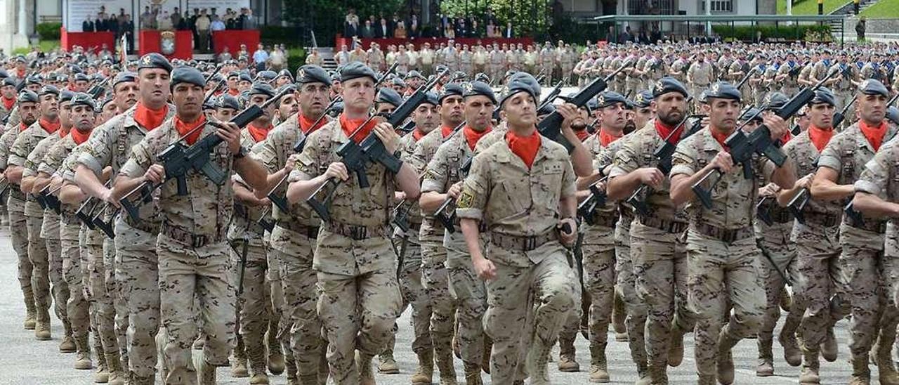 Soldados de la Brilat durante uno de sus actos castrenses en la base General Morillo. // Rafa Vázquez