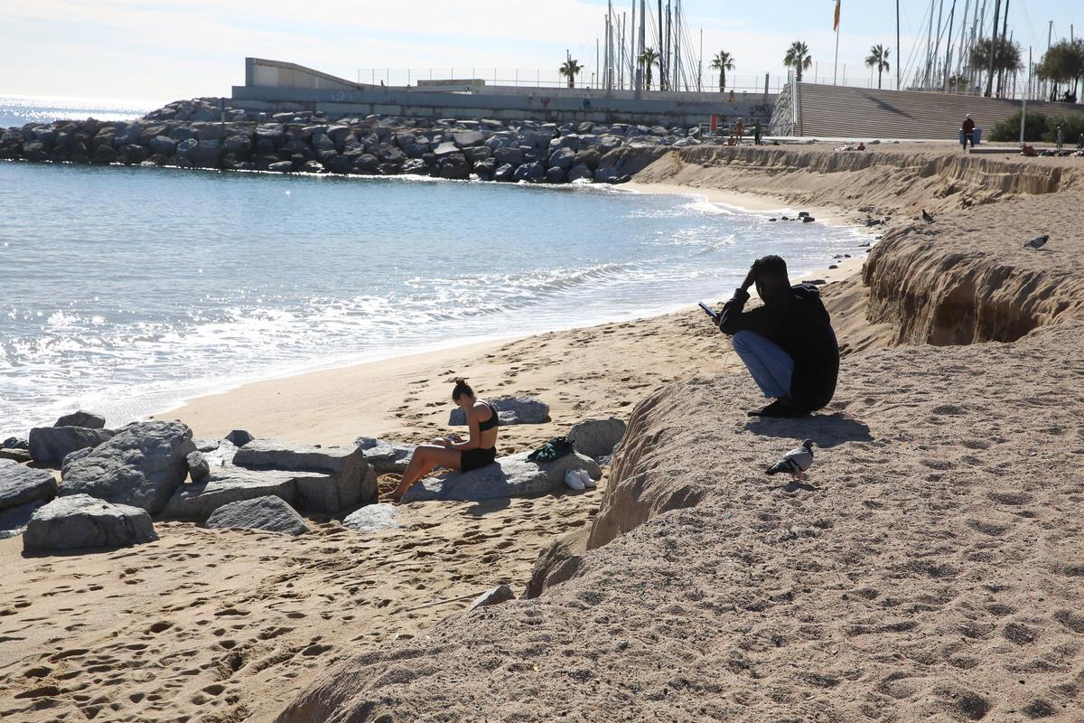 Algunas playas de Badalona pierden arena tras el temporal