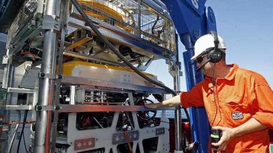 Instalación del robot submarino en agosto en el &#039;Sarmiento&#039;. / m.g. brea