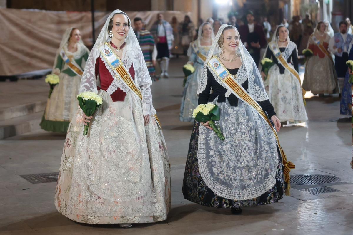 Diana Morant y Pilar Bernabé desfilan ante la Mare de Déu en la Ofrenda