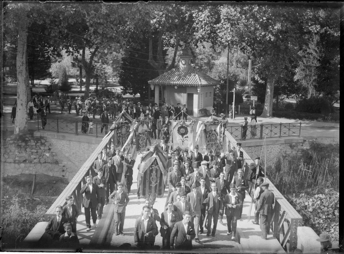 Benedicció de l'estendard de la Societat Coral la Veu de Calvé; comitiva de corals passant pel pont del Rellotge, sobre el riu Güell (1929).