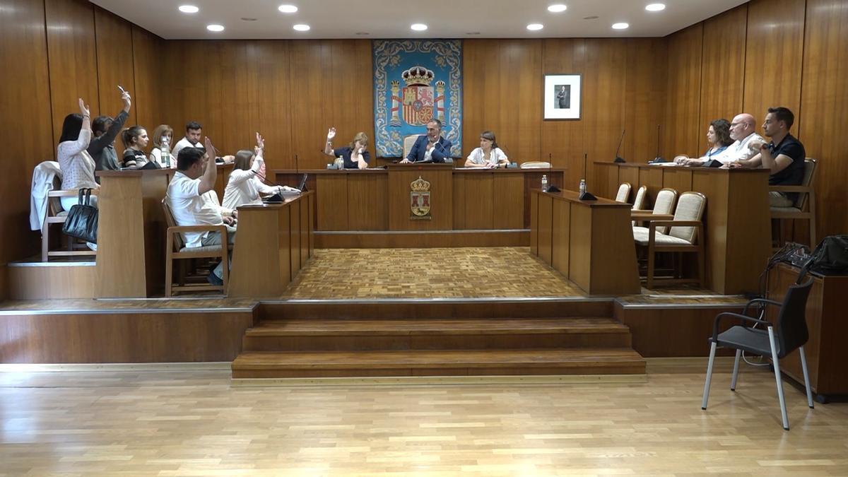 Concejales del PP desmarcándose de la disciplina de voto en el pleno extraordinario del pasado 26 de abril.