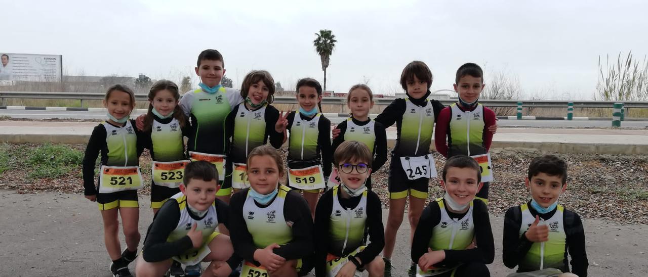 Deportistas del Triatló Xàtiva en el prueba disputada en Carlet.