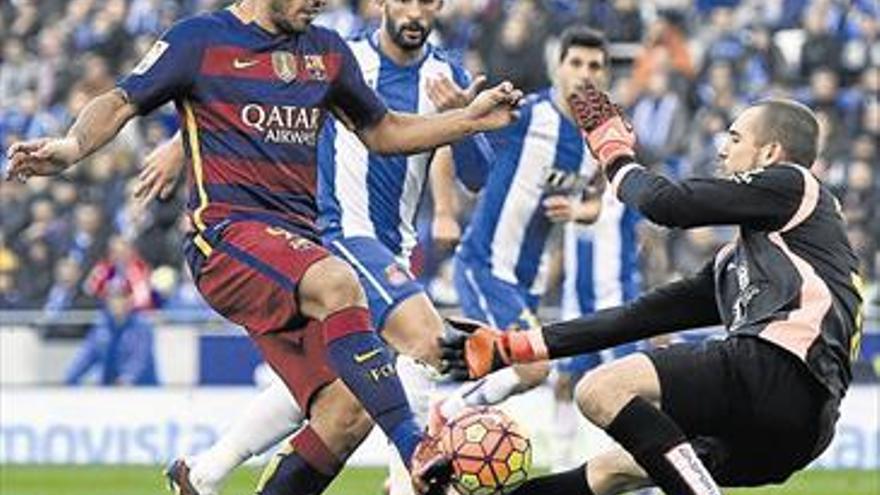 El Barcelona se topa con la madera y no pasa del empate