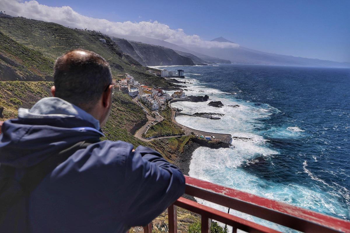 Un hombre observando la costa de Tacoronte