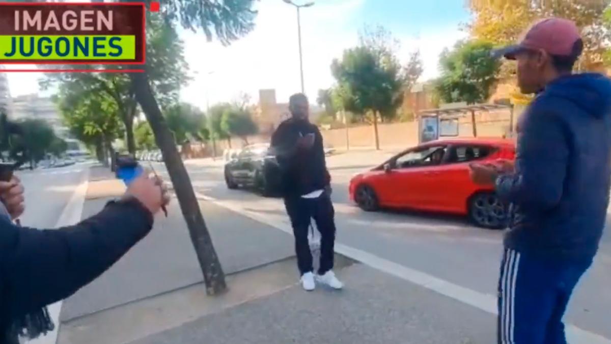 Umtiti estalla contra un aficionado que se sube a su capó: ¡Se baja de su coche y todo!