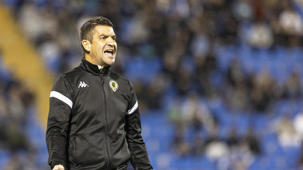 Rubén Torrecilla da instrucciones a sus futbolistas durante el Hércules - Sant Andreu, en el Rico Pérez de Alicante.