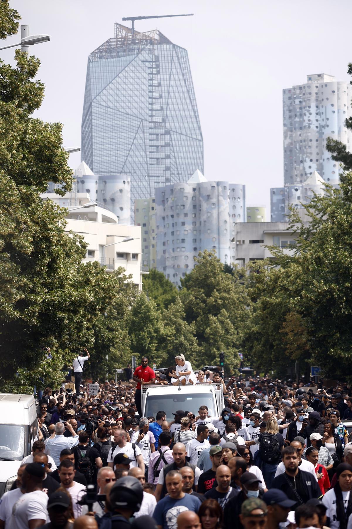 Mounia, la madre de Nahel encabeza una marcha blanca en Nanterre. La familia del joven fallecido ha convocado una marcha blanca en su memoria.