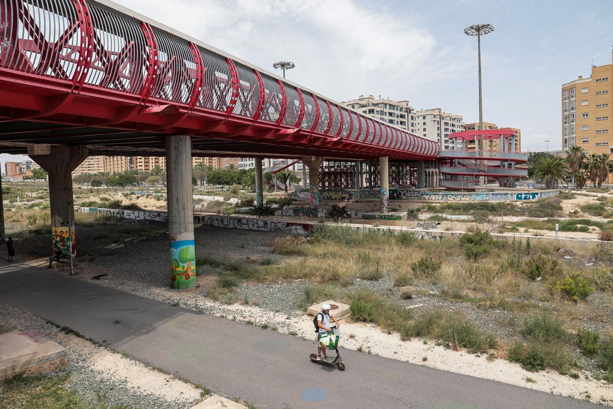 La parte inferior al Puente Rojo, con pintadas y desperfectos en la infraestructura.