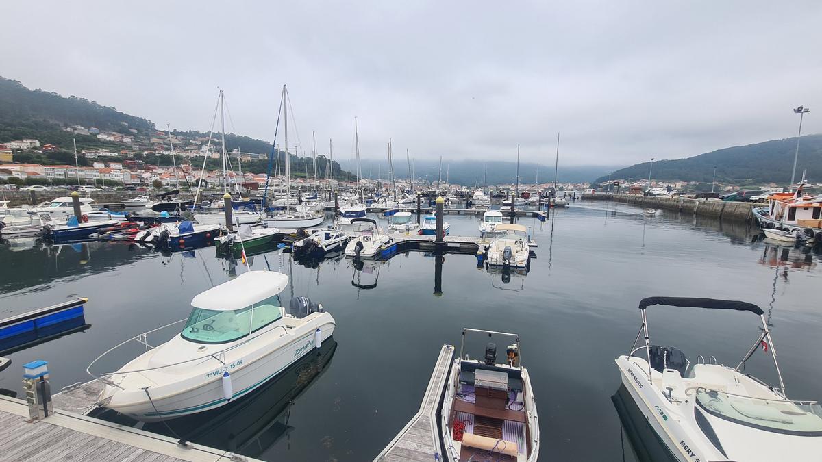 Vista general del puerto de Muros