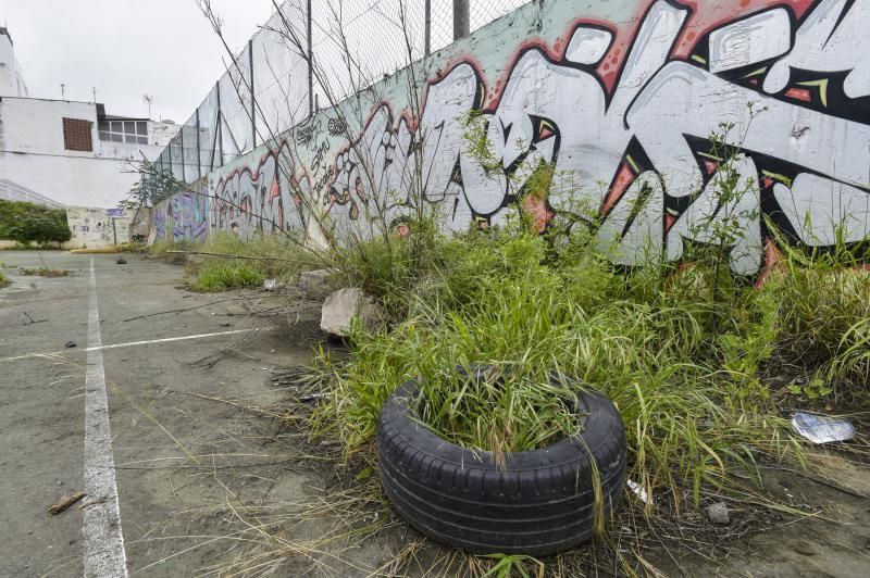 Cancha deportiva en estado de abandono, en Santa Brígida