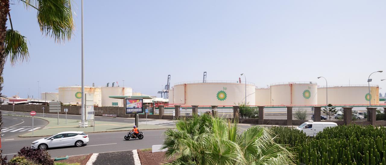 Depósitos de BP en el Puerto de Las Palmas antes de su derribo.