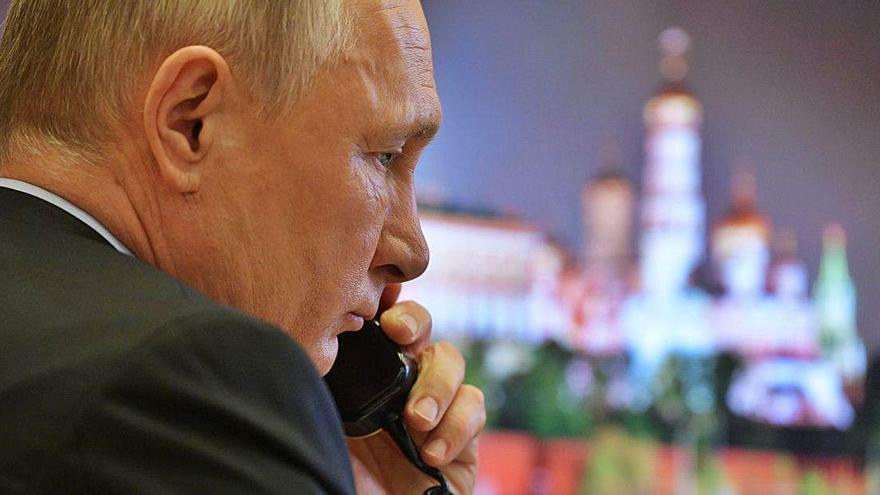 Vladimir Putin, ayer, durante una conversación telefónica.