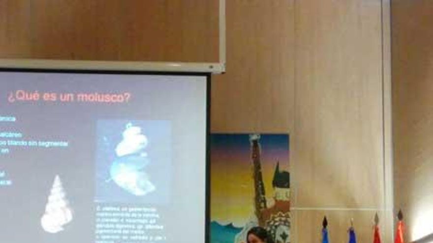 Alexandra Richter, ayer, en Candás, durante la charla.