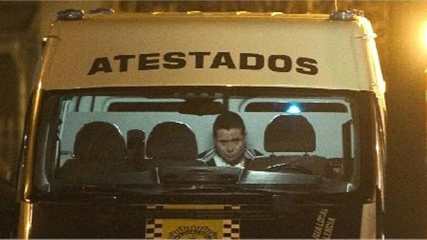 Diovani Alexis C. T., el conductor que arrolló y mató a la joven, en la furgoneta de Atestados de la Policía Local tras el accidente.