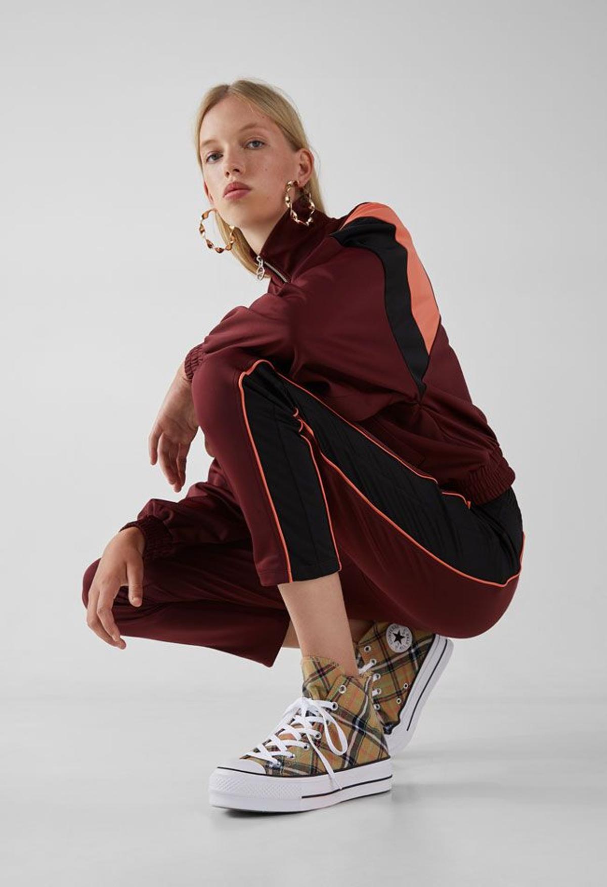 Conjunto sporty en tonos granates de Bershka