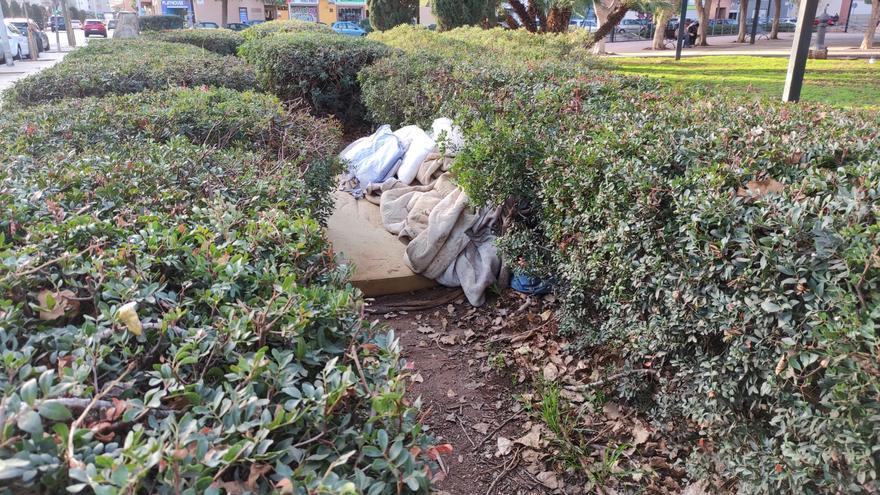 Quejas vecinales en el Primer Molí de Castelló por enseres de ‘sintecho’ en la calle