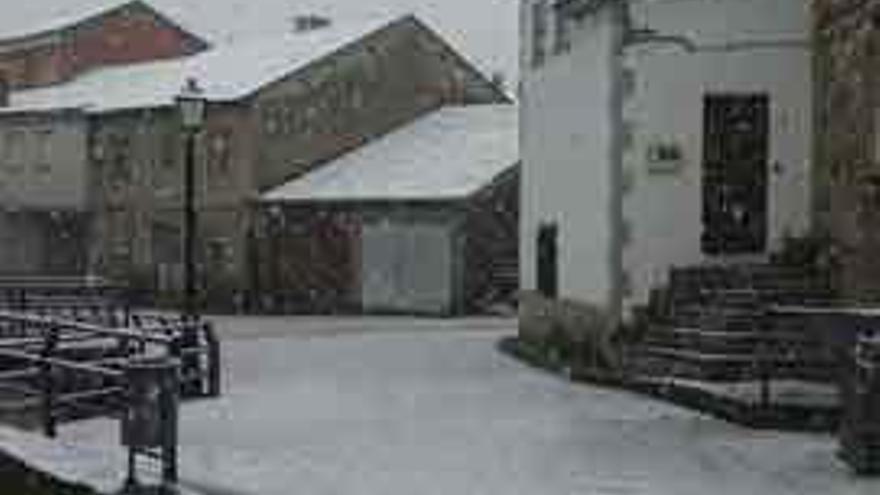 El pueblo de Porto, ayer cubierto de blanco debido a las precipitaciones en forma de nieve.