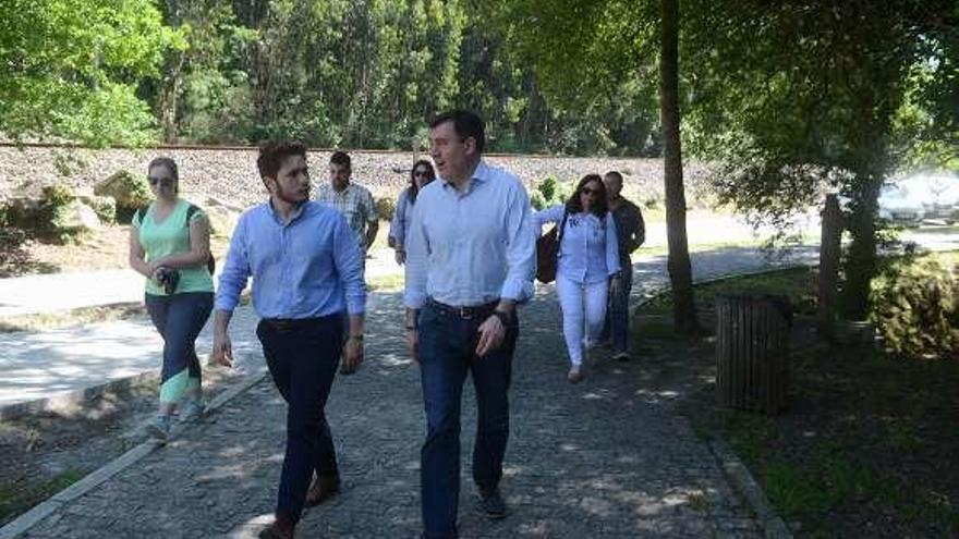 El paseo del candidato y el conselleiro. // Noé Parga