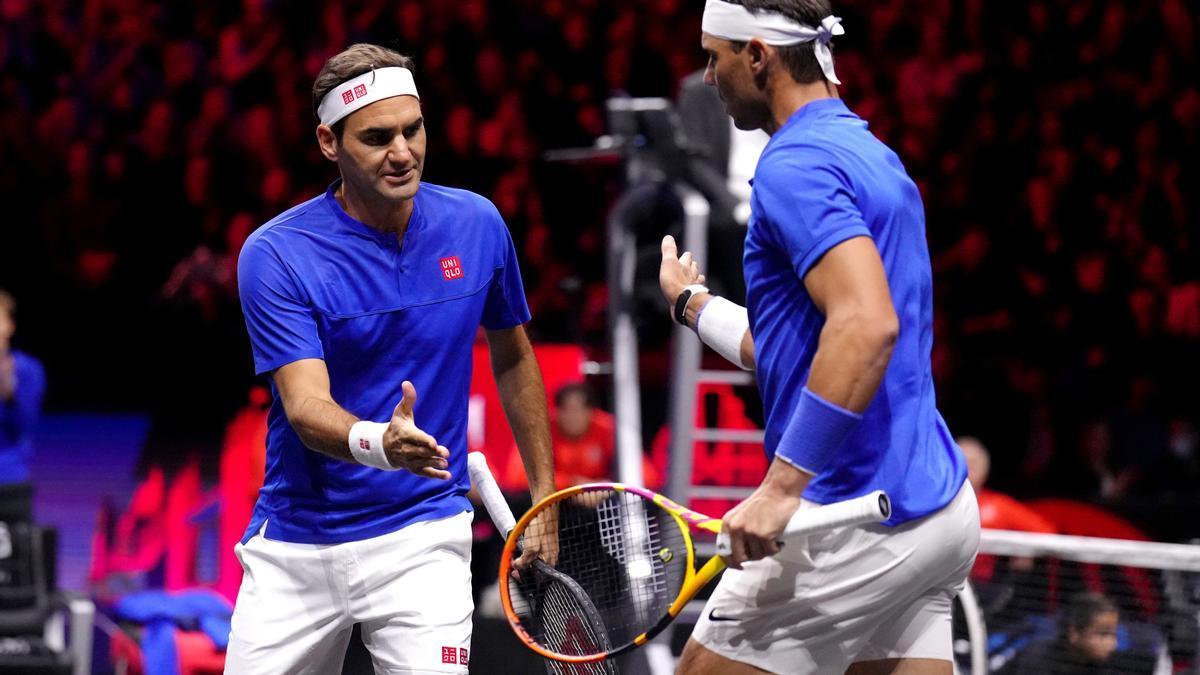 Roger Federer choca con Rafa Nadal durante su partido de dobles de la Copa Laver 2022.
