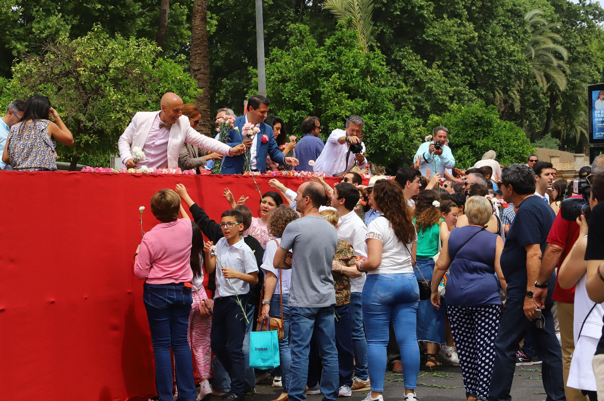 La Batalla de las Flores abre el Mayo festivo en Córdoba con 90.000 claveles