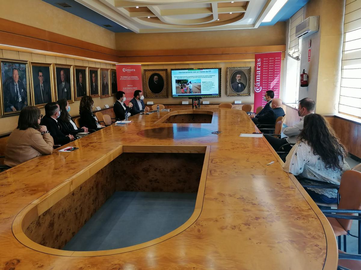 Reunión en la Cámara de Comercio de Oviedo.