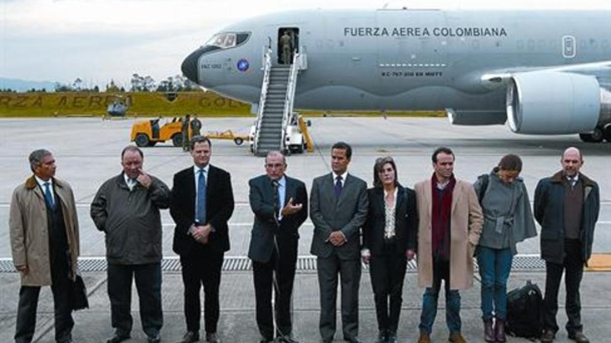 El equipo de negociadores de Colombia, a su salida de Bogotá, ayer.